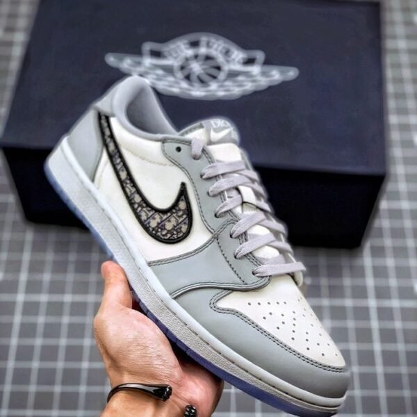 NIKE AIR JORDAN RETRO 1